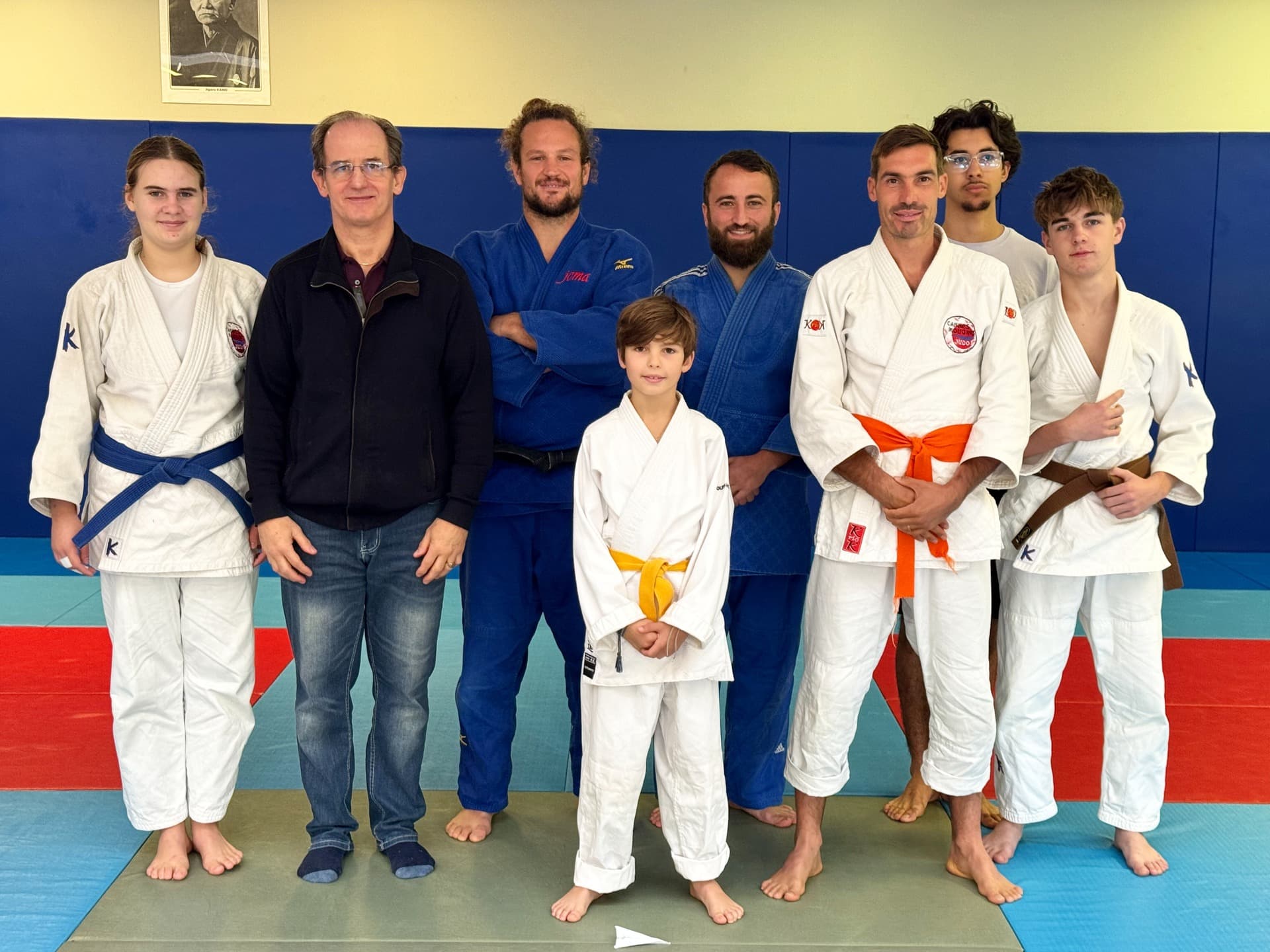 Judokas et jeunes compétiteurs réunis autour du coach après une séance de préparation mentale